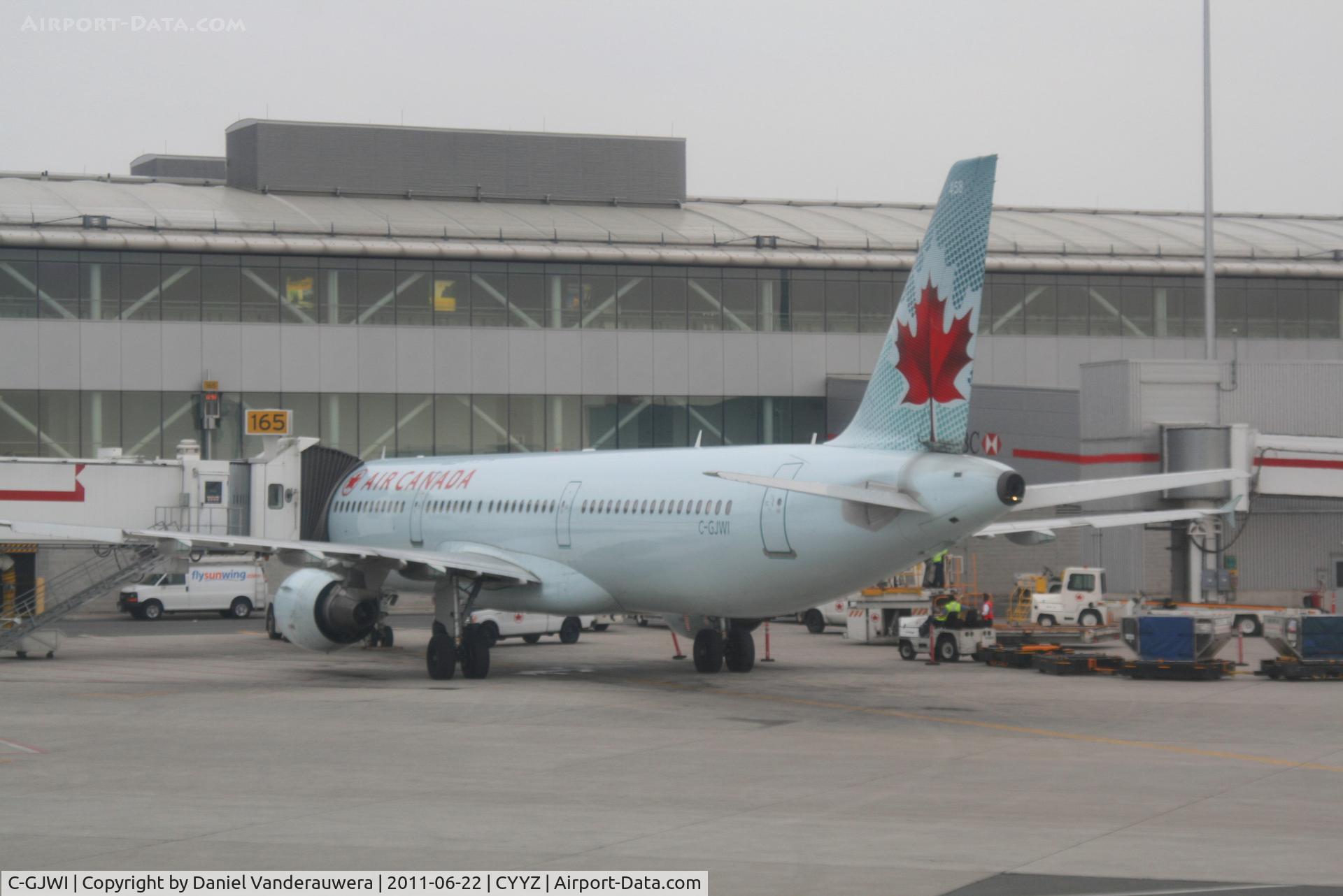 C-GJWI, 2002 Airbus A321-211 C/N 1772, At the gate