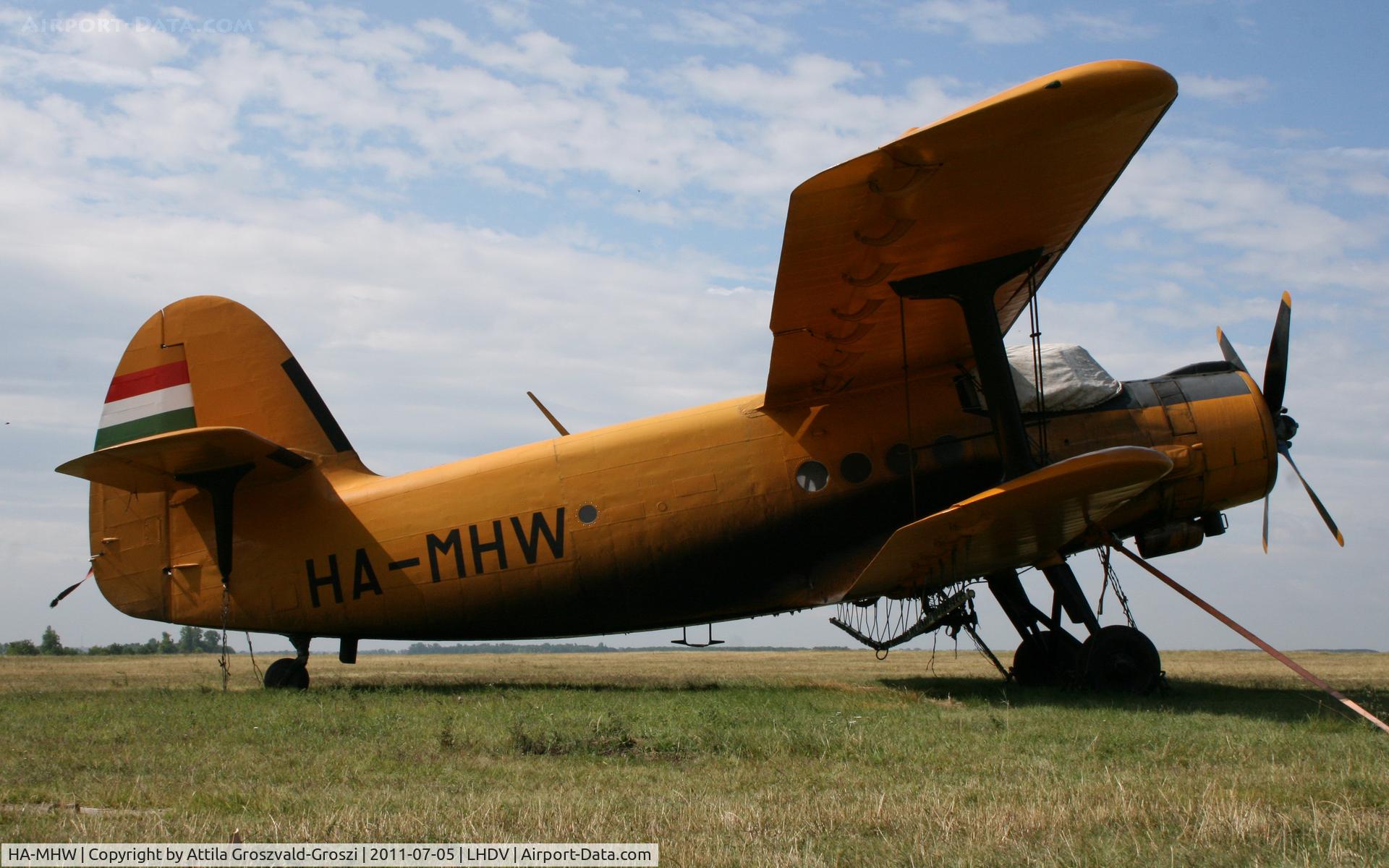 HA-MHW, 1974 PZL-Mielec AN-2R C/N 1G158-60, Dunaujváros Airport - Hungary