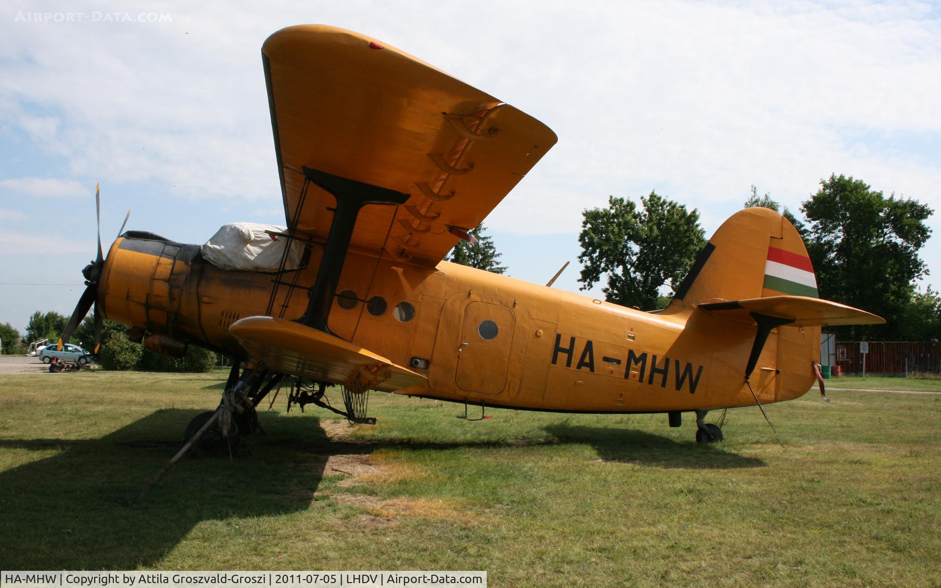HA-MHW, 1974 PZL-Mielec AN-2R C/N 1G158-60, Dunaujváros Airport - Hungary