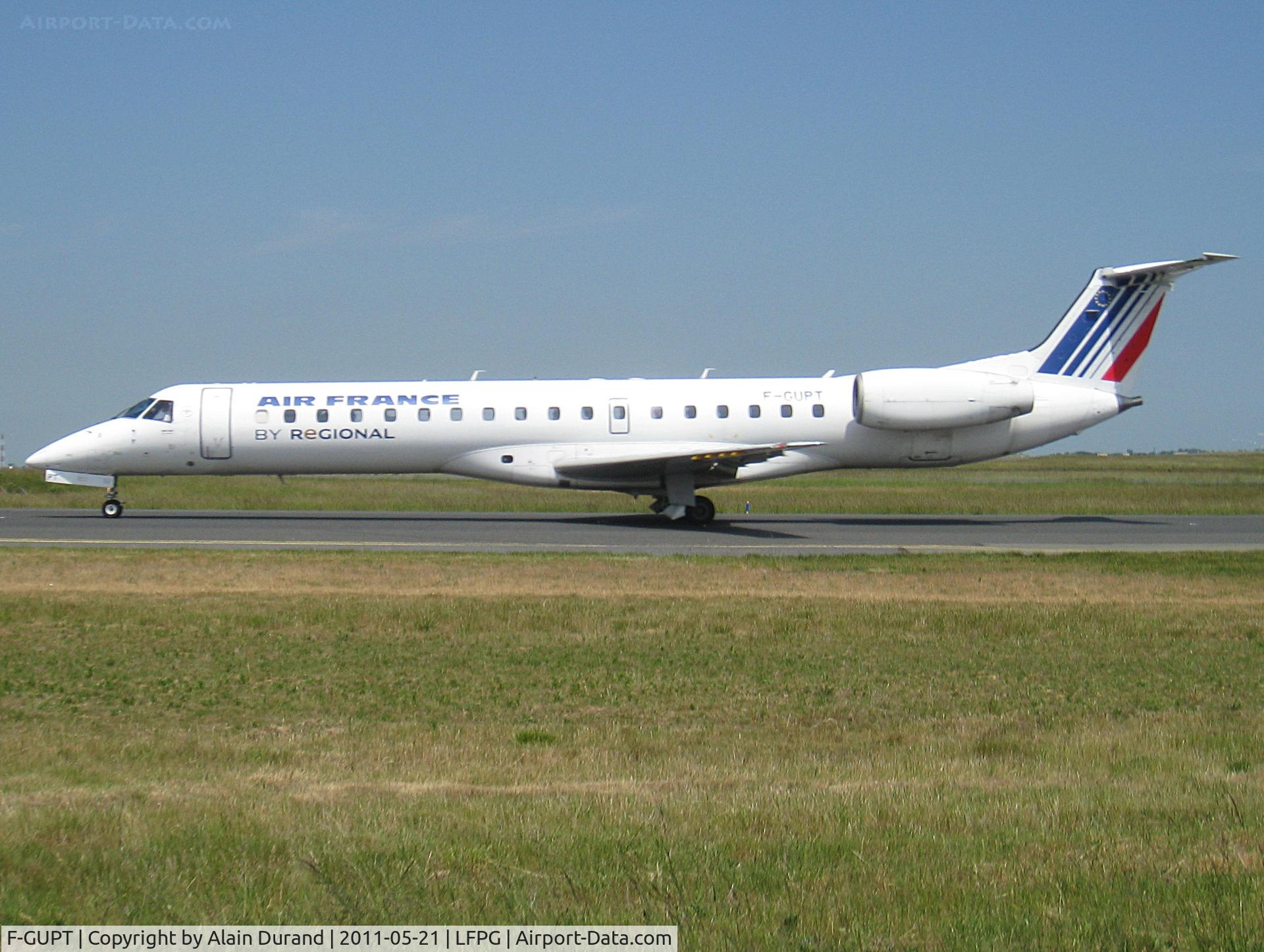F-GUPT, 2000 Embraer ERJ-145LR (EMB-145LR) C/N 145294, When due to use runway 09R while coming from Terminal 2, some captains think that taxying across Sierra and then catch Alpha Loop is less time consumming than proceeding through Romeo area and along Bravo Loop