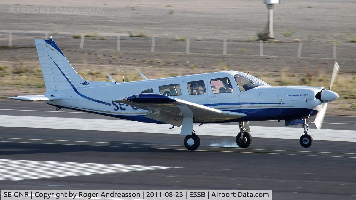 SE-GNR, Piper PA-32R-300 Cherokee Lance Cherokee Lance C/N 32R-7680252, Landing rwy 30