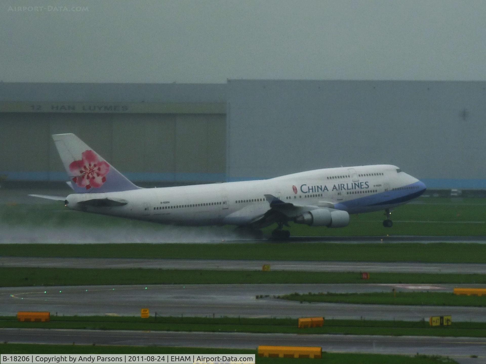 B-18206, 1998 Boeing 747-409 C/N 29030, Taking off from a very wet Amsterdam