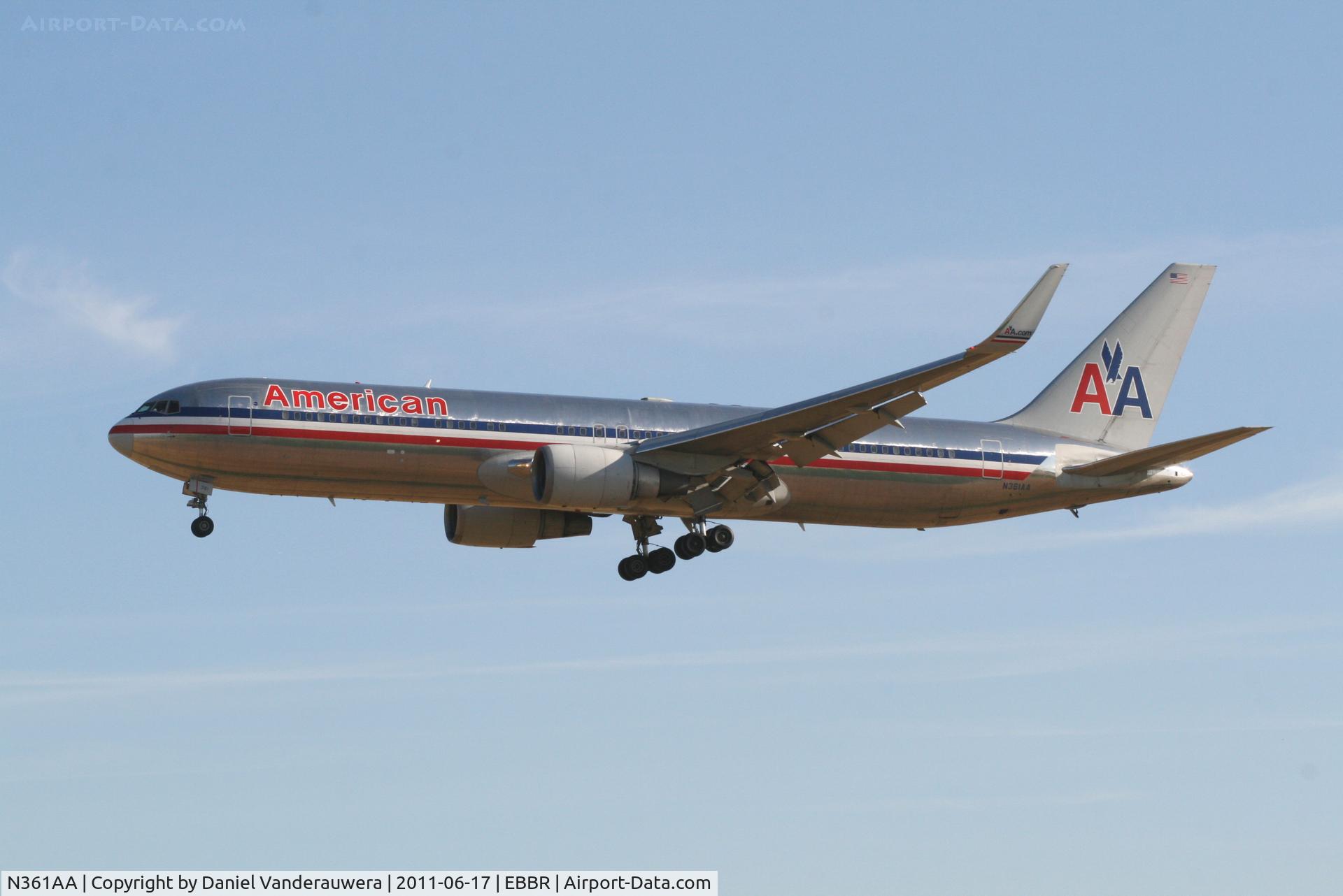 N361AA, 1988 Boeing 767-323 C/N 24042, Arrival of flight AA088 to RWY 25L