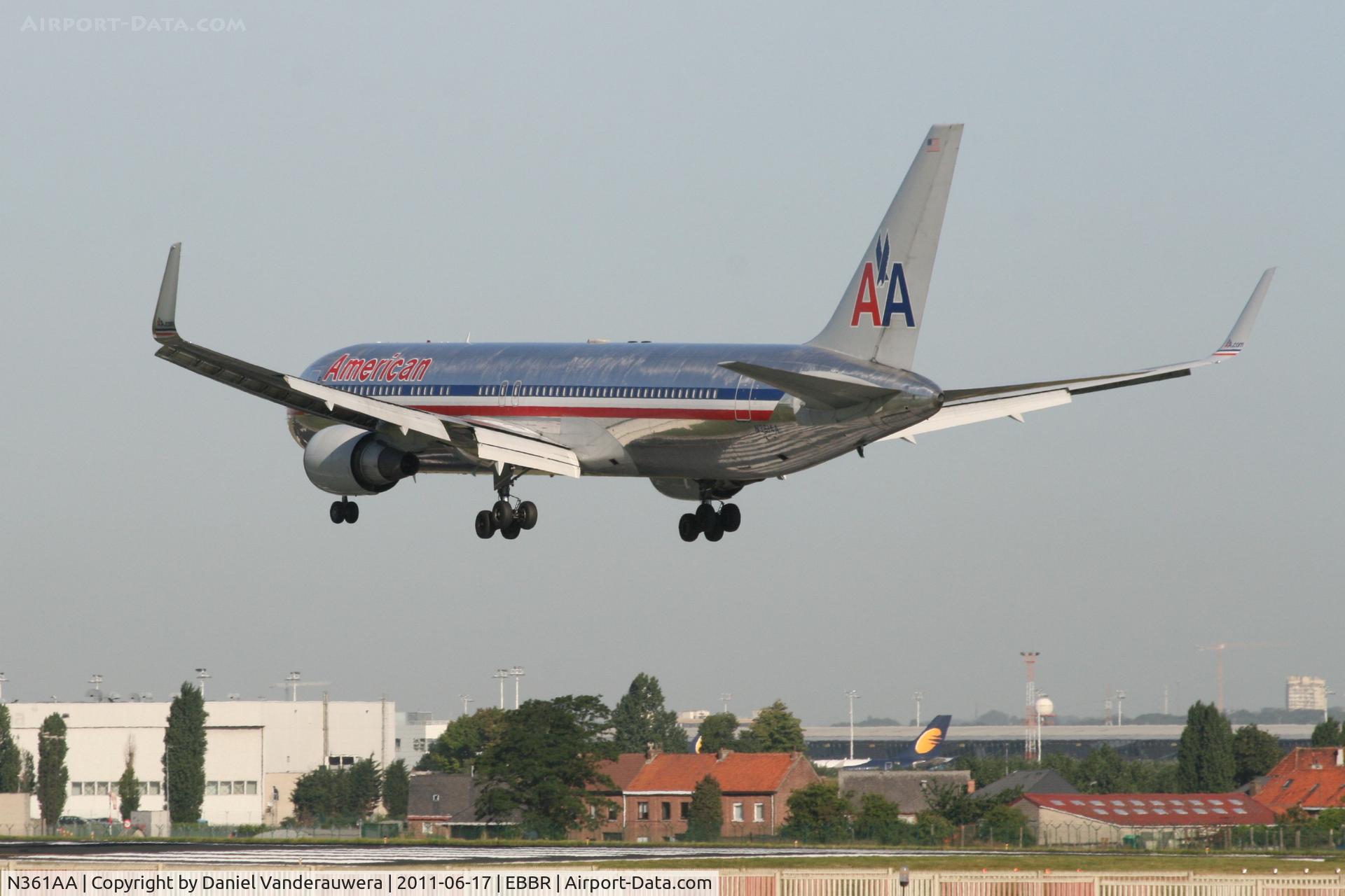 N361AA, 1988 Boeing 767-323 C/N 24042, Flight AA088 is descending to RWY 25L