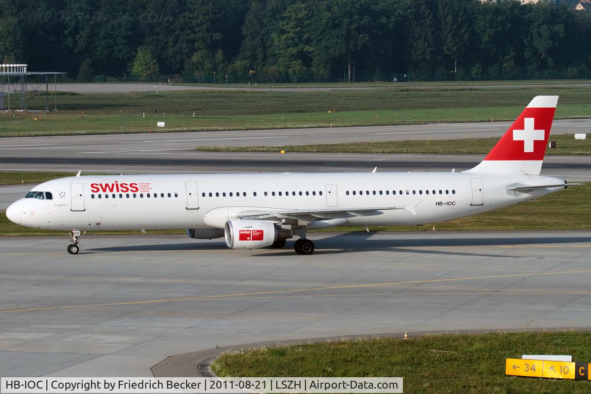 HB-IOC, 1995 Airbus A321-111 C/N 520, taxying to the gate