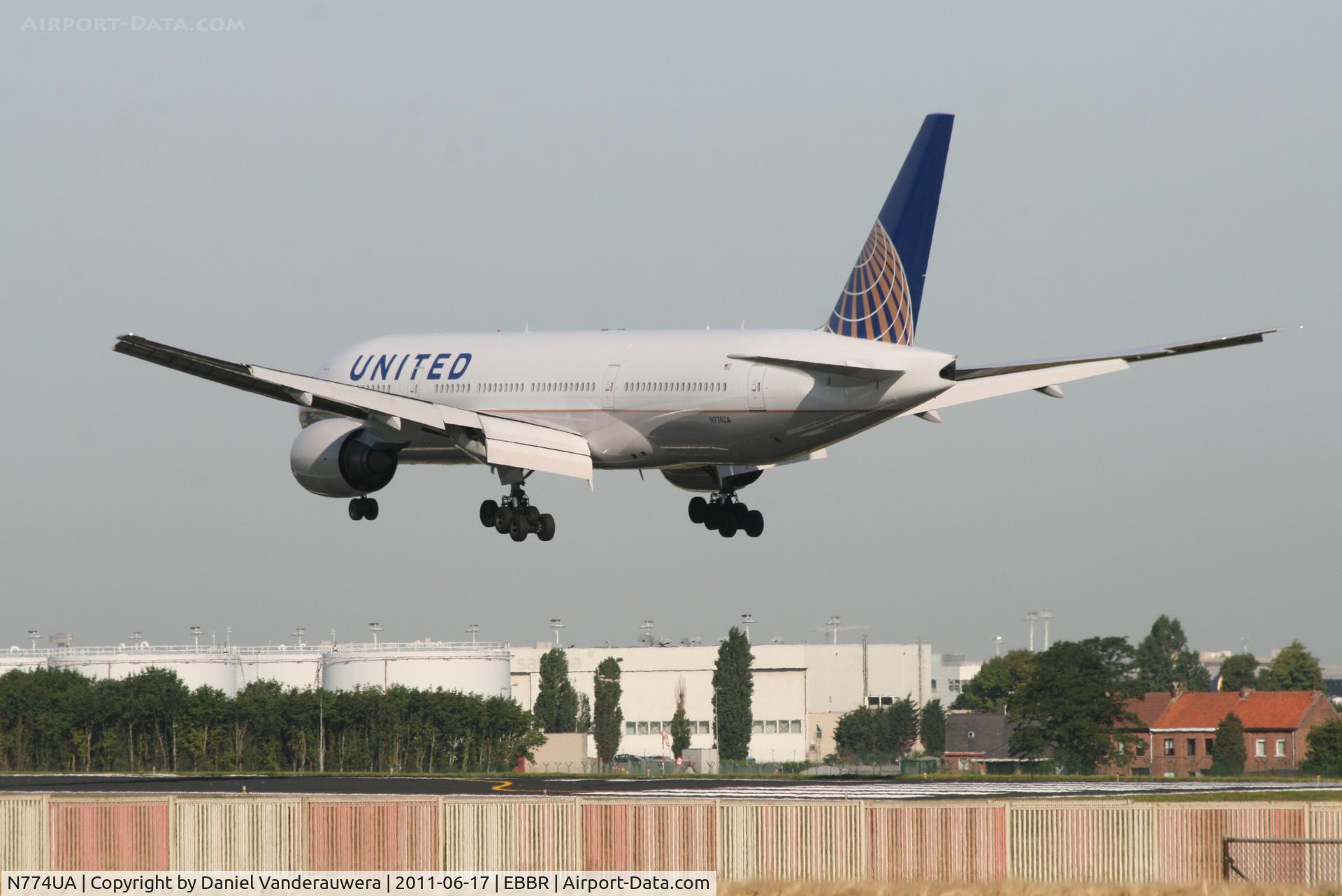 N774UA, 1996 Boeing 777-222 C/N 26936, Flight UA950 is descending to RWY 25L