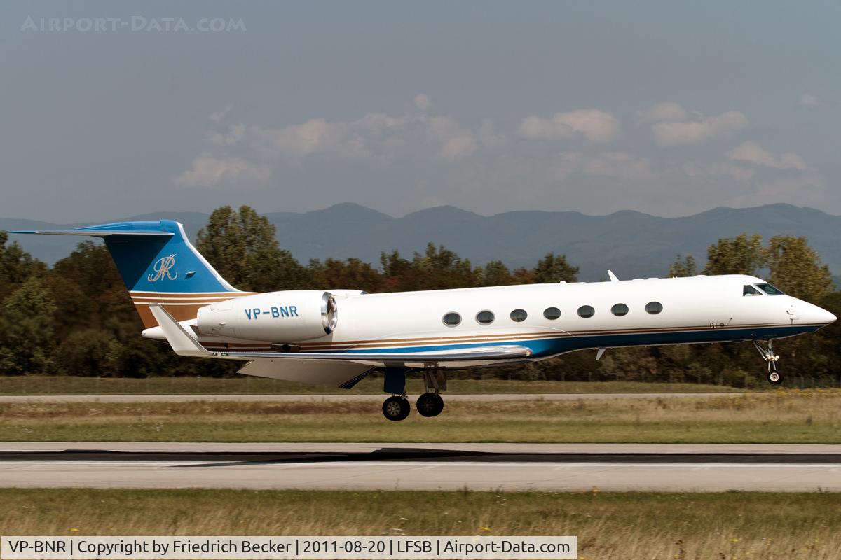 VP-BNR, 2004 Gulfstream Aerospace GV-SP (G550) C/N 5033, moments prior touchdown