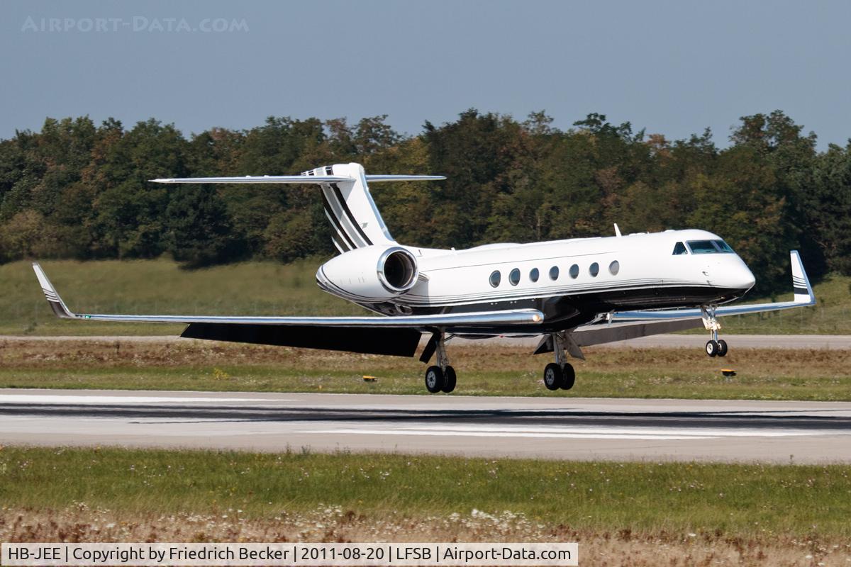 HB-JEE, 2003 Gulfstream Aerospace GV-SP (G550) C/N 5025, moments prior touchdown