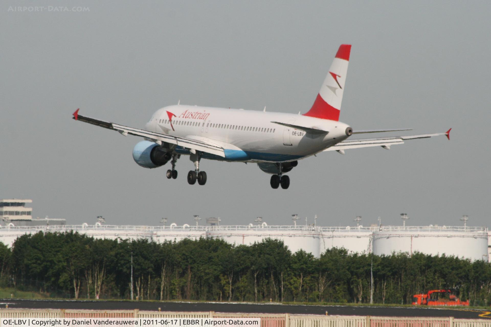 OE-LBV, 2000 Airbus A320-214 C/N 1385, Flight OS351 is descending to RWY 25L