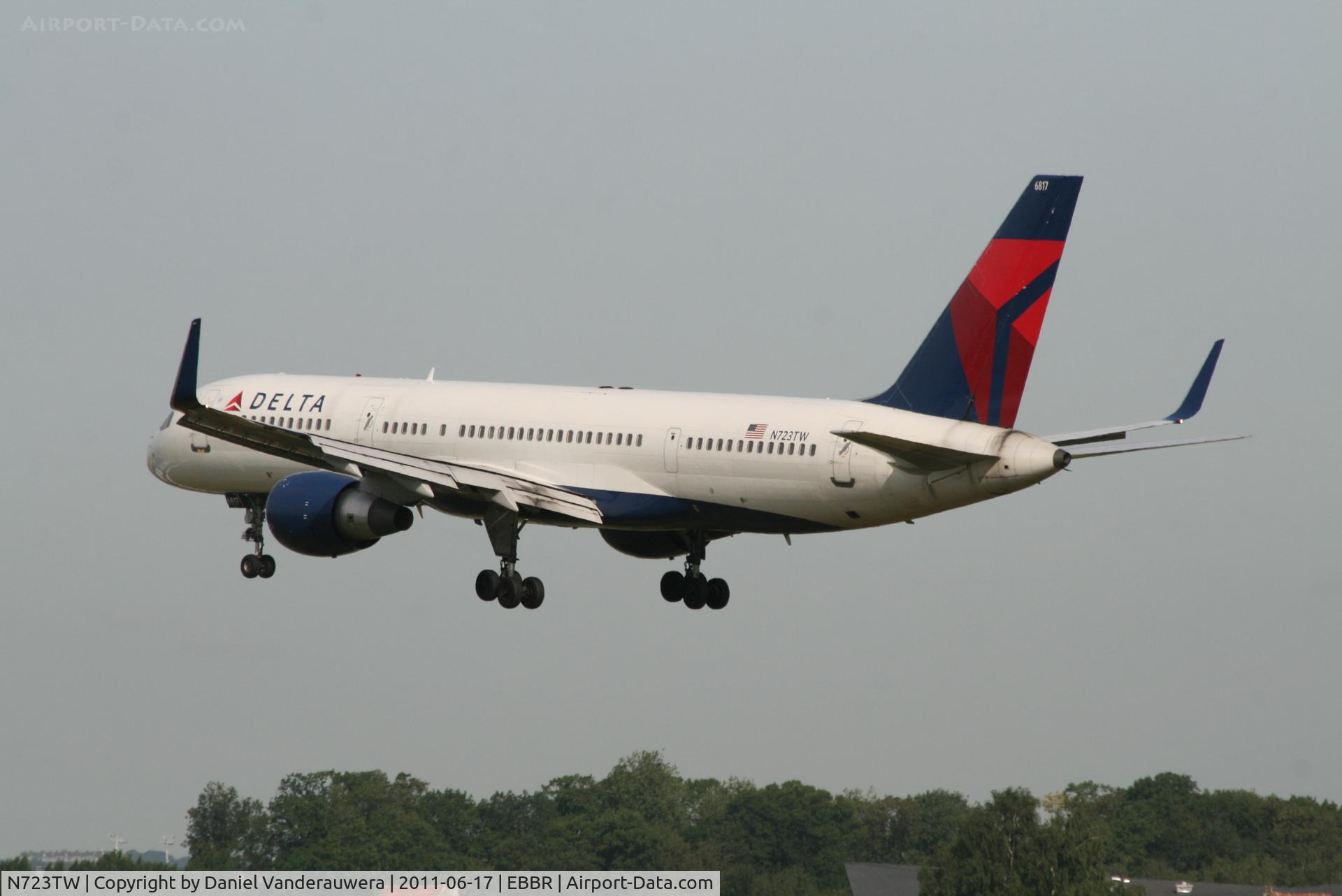 N723TW, 2000 Boeing 757-231 C/N 29378, Flight DL410 is descending to RWY 25L