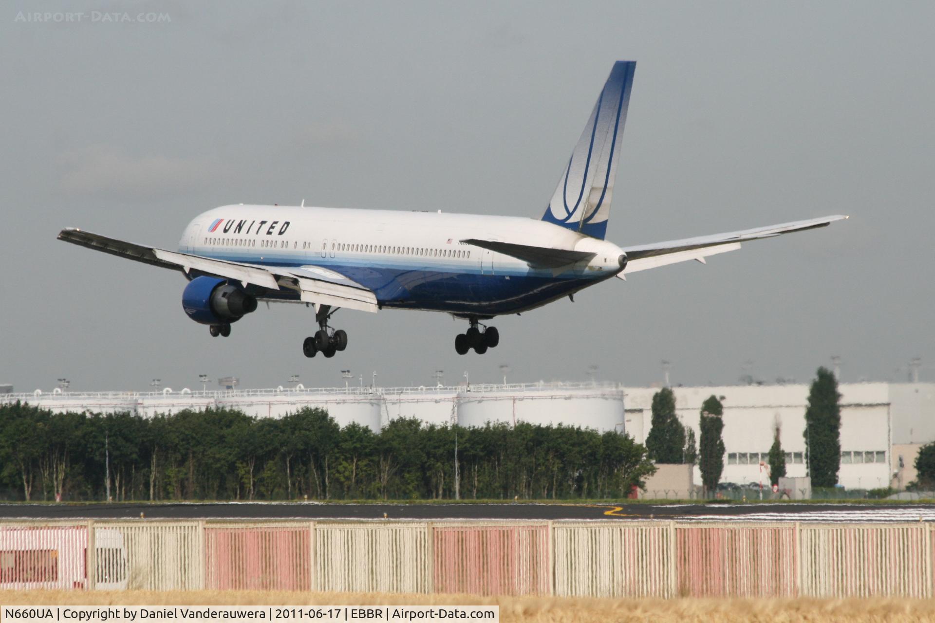 N660UA, 1993 Boeing 767-322/ER C/N 27115, Flight UA972 is descending to RWY 25L
