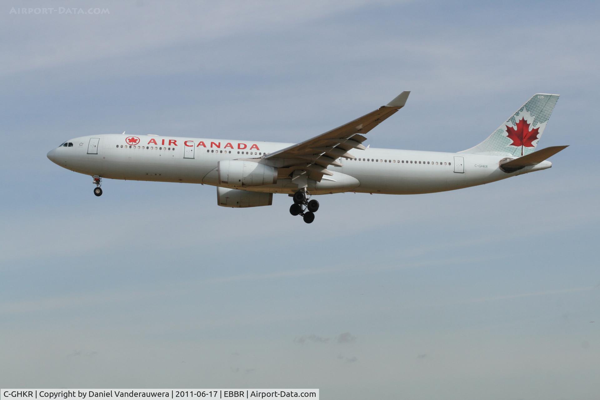 C-GHKR, 2001 Airbus A330-343 C/N 0400, Arrival of flight AC832 to RWY 25L
