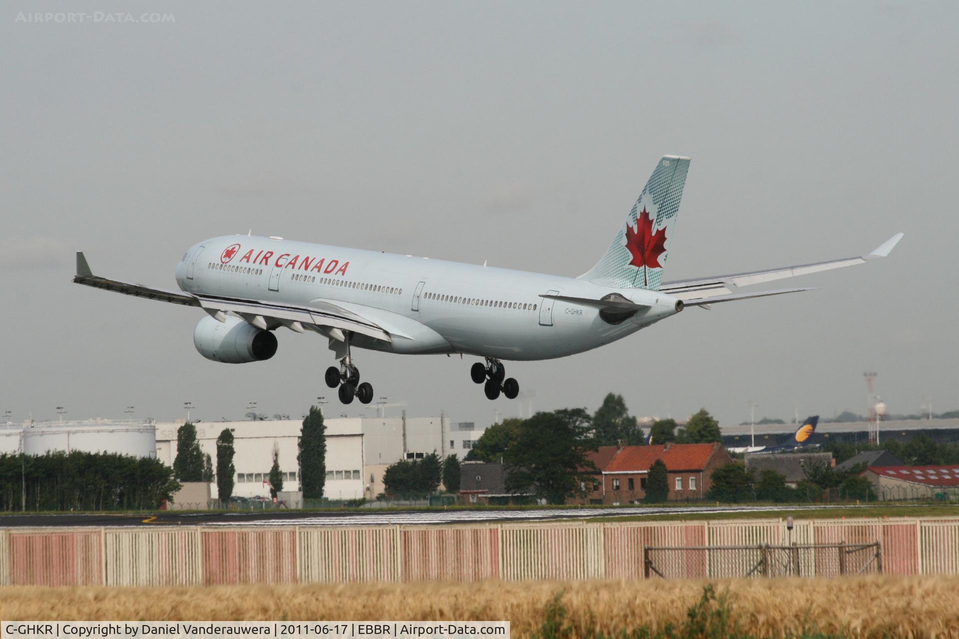 C-GHKR, 2001 Airbus A330-343 C/N 0400, Flight AC832 is descending to RWY 25L