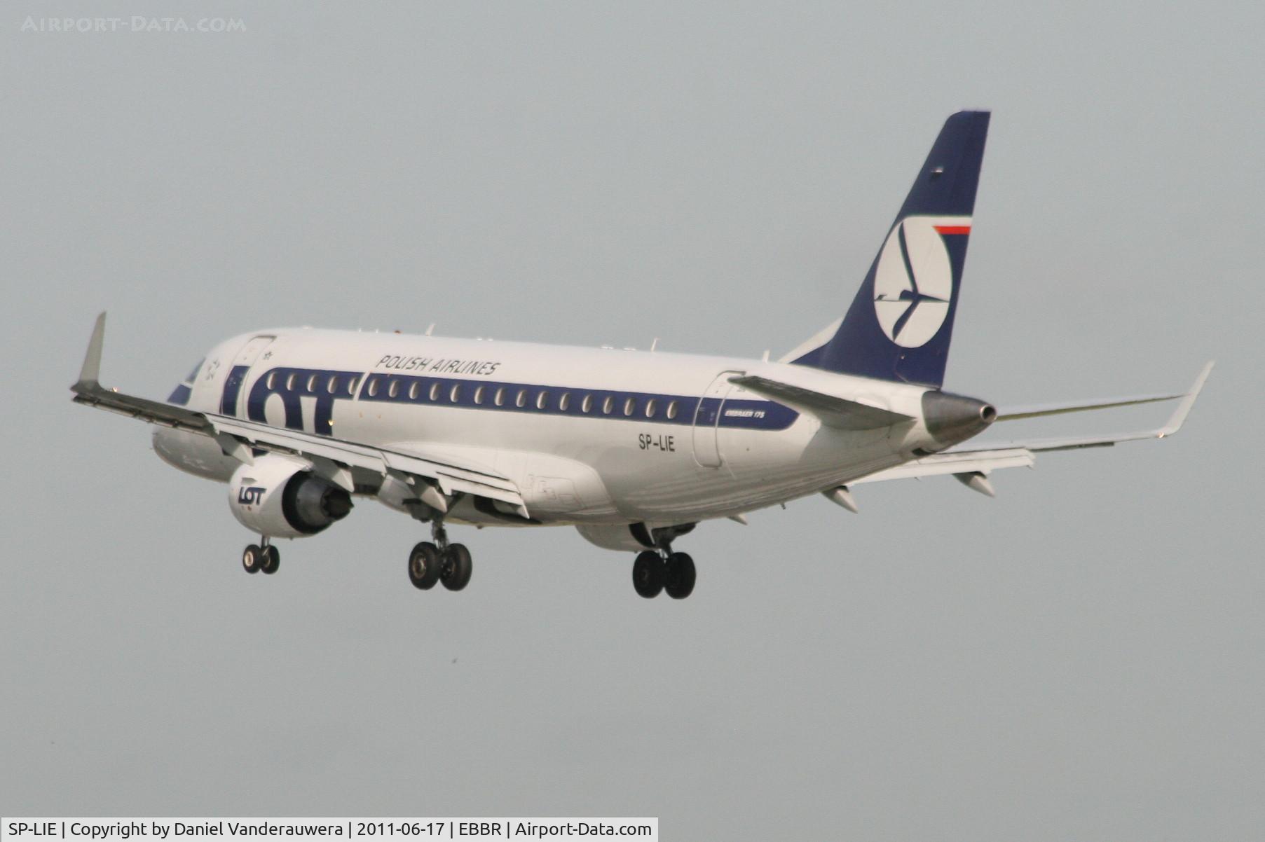 SP-LIE, 2006 Embraer 175LR (ERJ-170-200LR) C/N 17000153, Flight LO235 is descending to RWY 25L