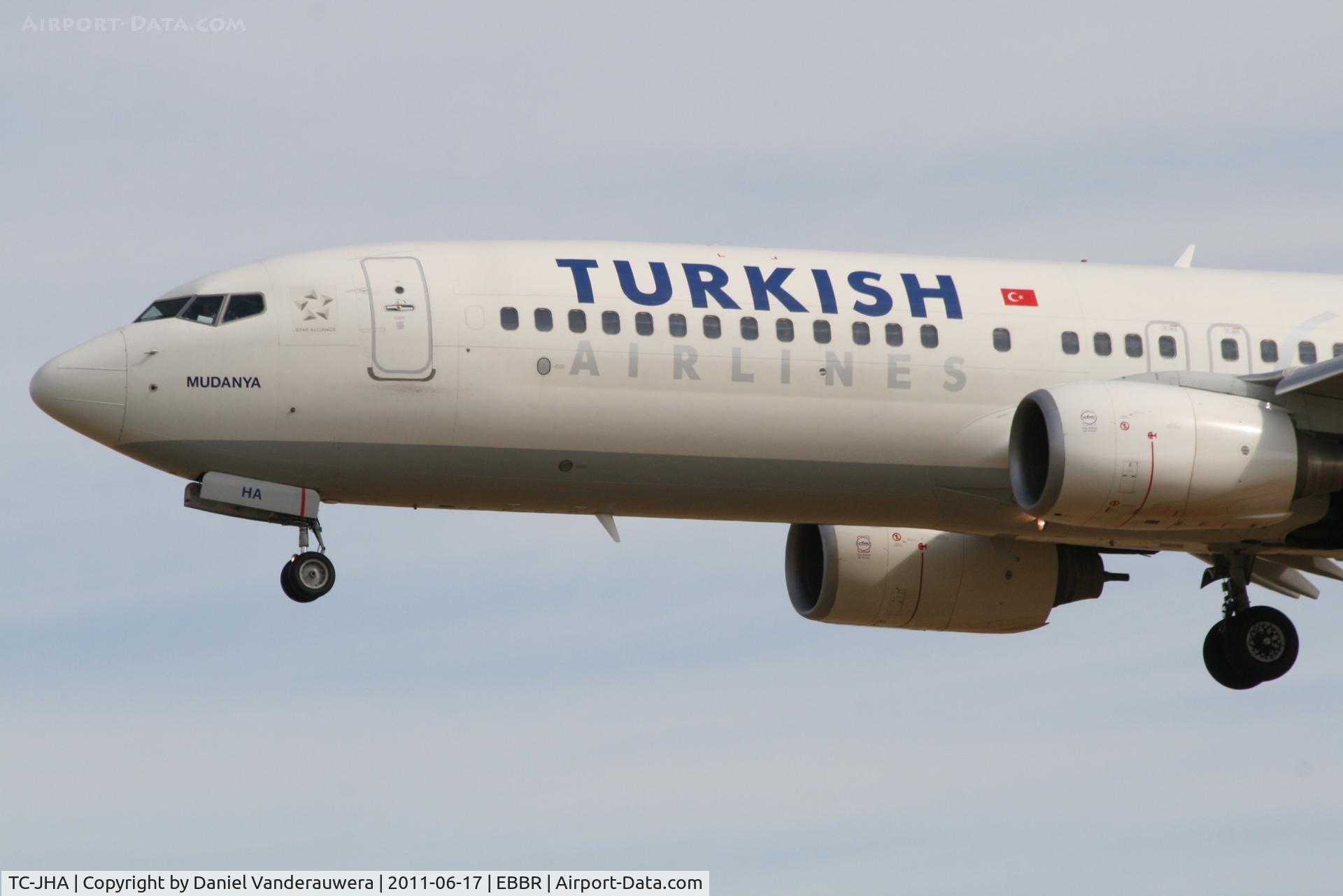 TC-JHA, 2008 Boeing 737-8F2 C/N 35740, Flight TK1937 is descending to RWY 25L