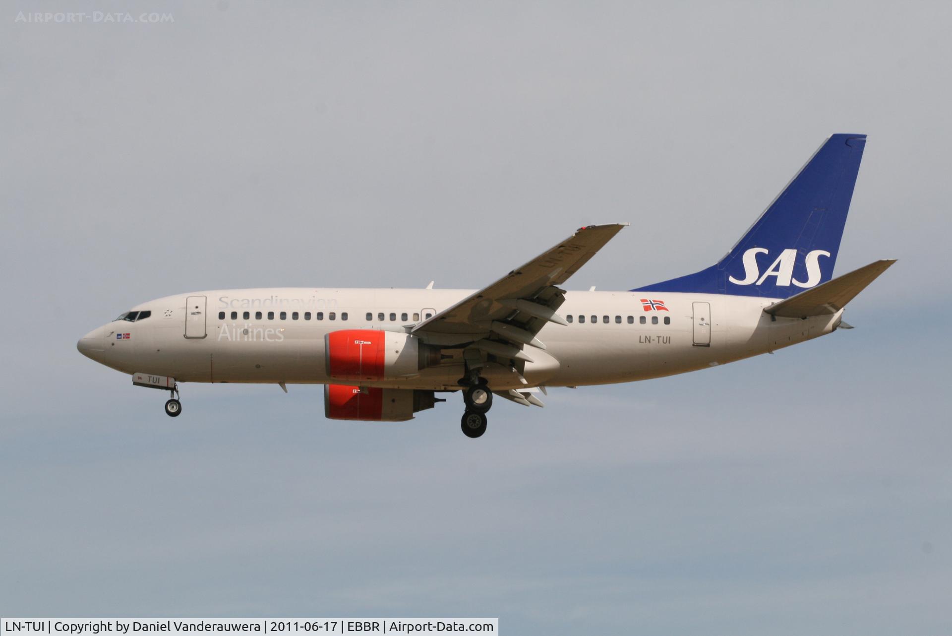LN-TUI, 2000 Boeing 737-705 C/N 29094, Flight SK4743 is descending to RWY 25L