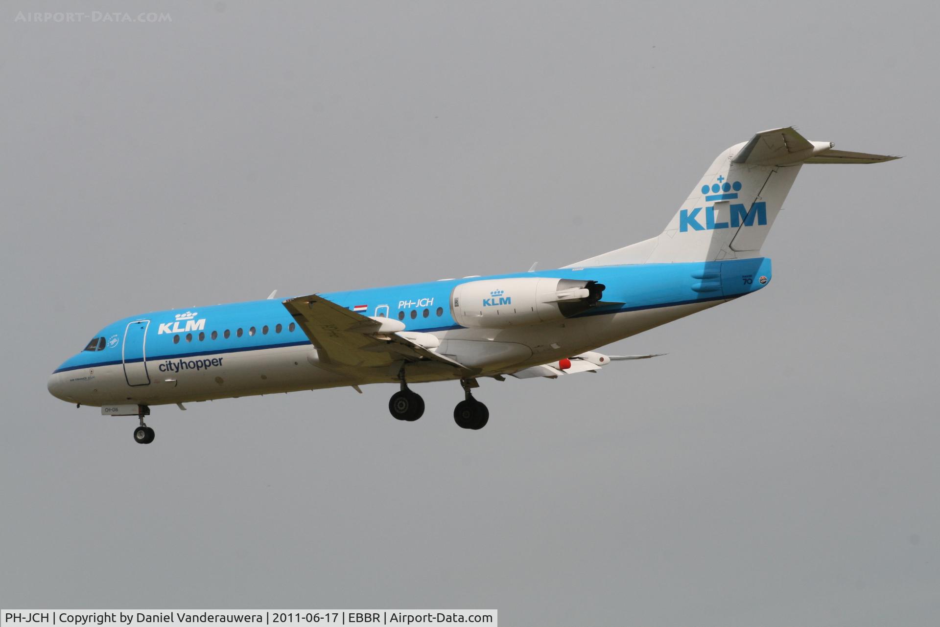 PH-JCH, 1994 Fokker 70 (F-28-0070) C/N 11528, Flight KL1723 is descending to RWY 25L