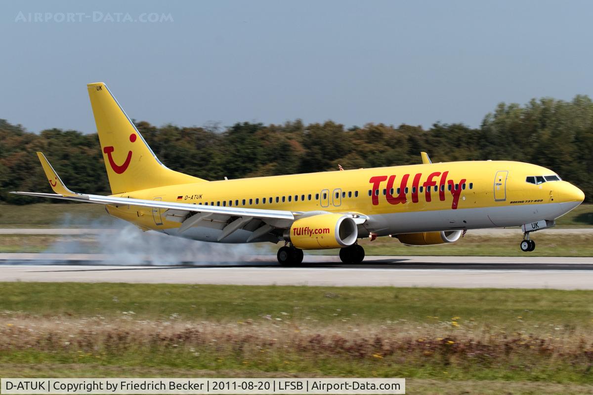 D-ATUK, 2011 Boeing 737-8K5 C/N 39094, touchdown on RW15
