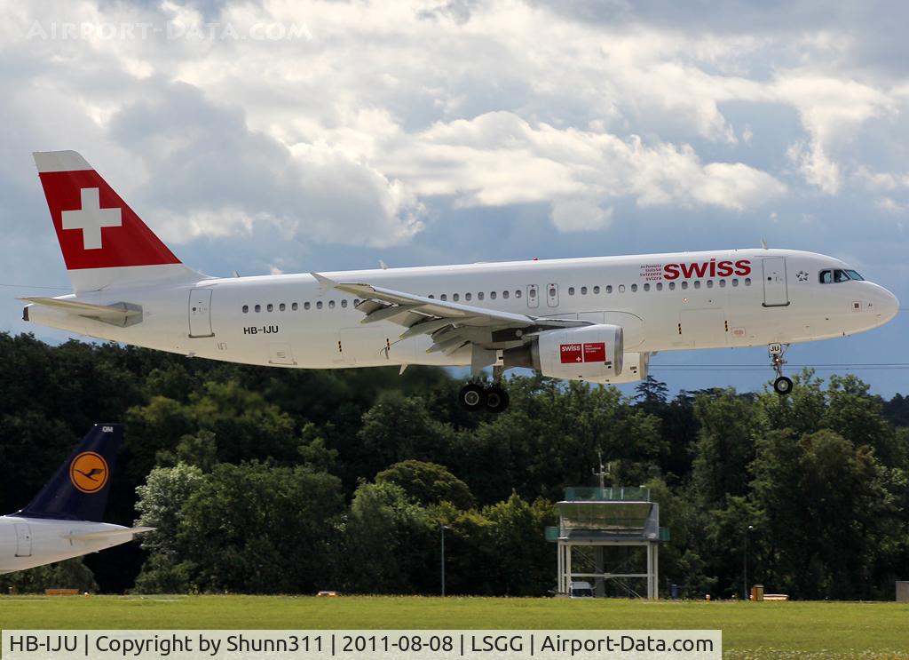 HB-IJU, 2003 Airbus A320-214 C/N 1951, Landing rwy 23