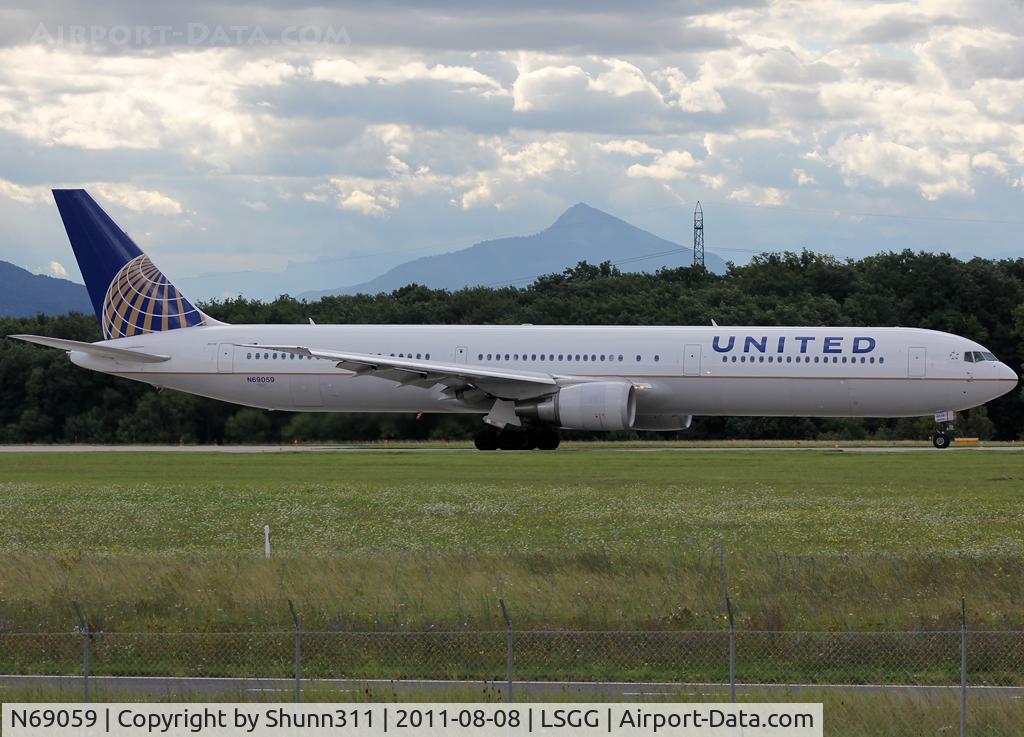 N69059, 2002 Boeing 767-424/ER C/N 29454, Ready for take off rwy 23