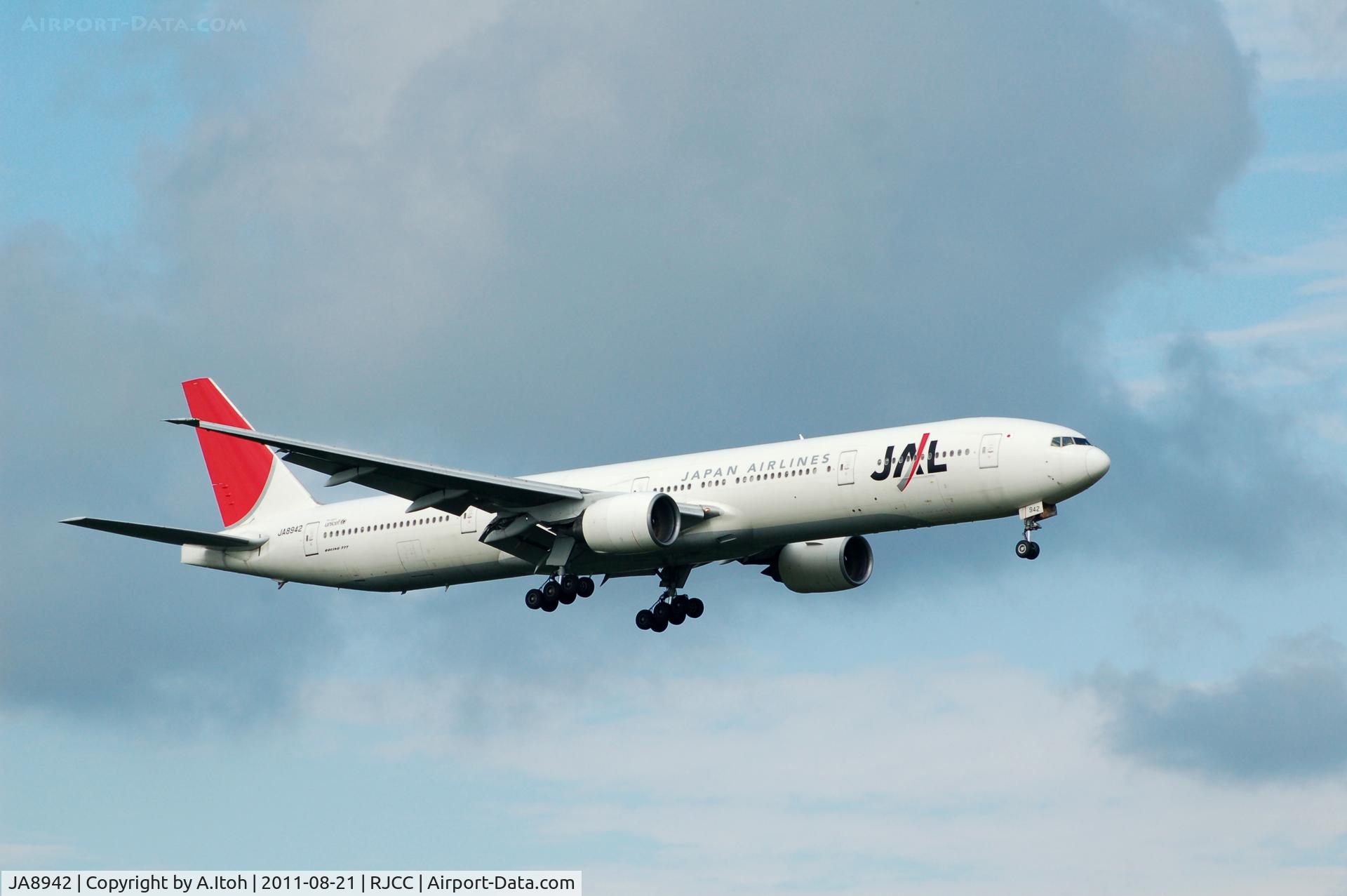 JA8942, 1998 Boeing 777-346 C/N 28394, JAL B777-346 Approch at rwy 19L