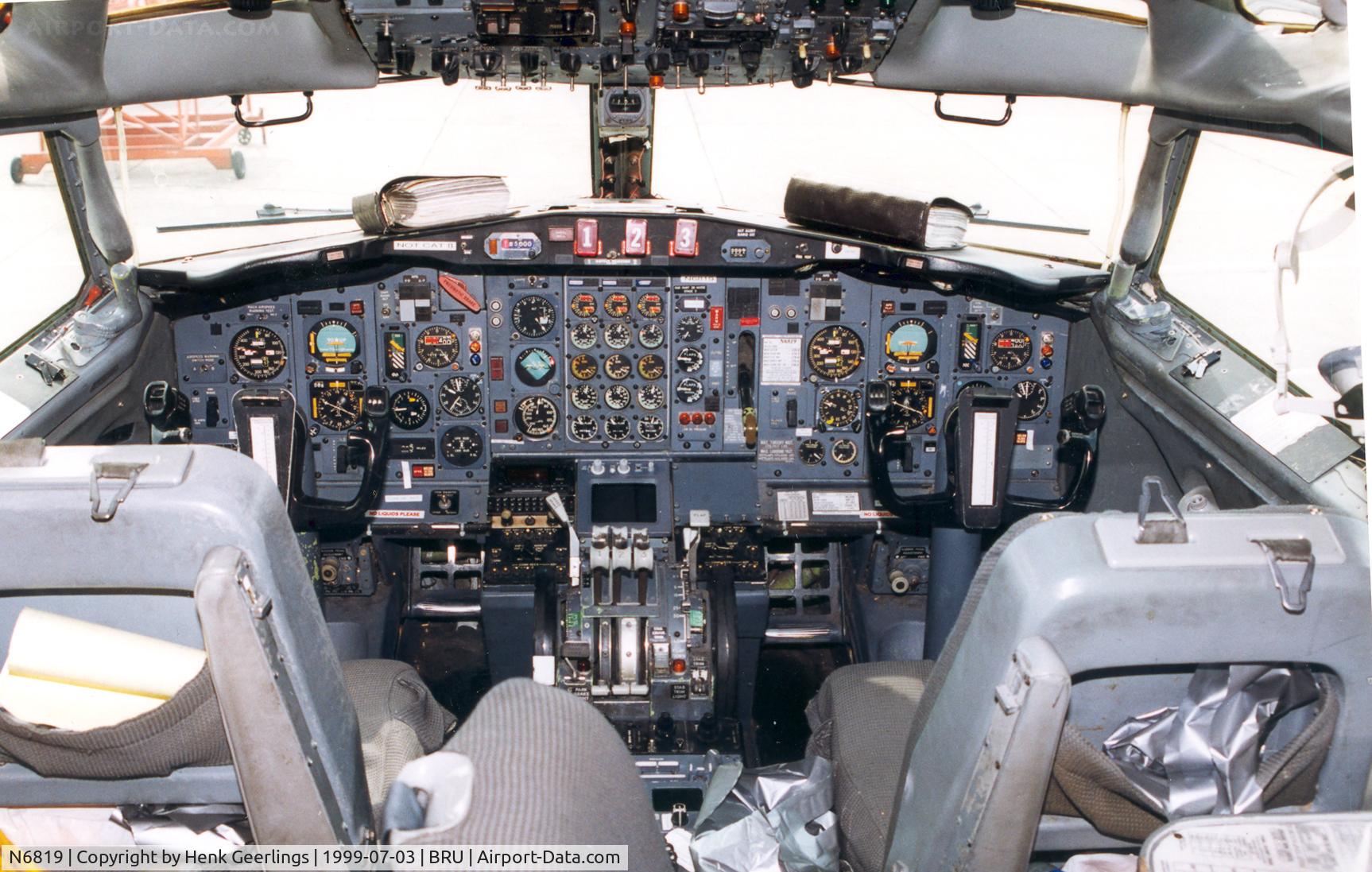 N6819, 1979 Boeing 727-223F C/N 19494, DHL , operated by Express One 
Cockpit B727