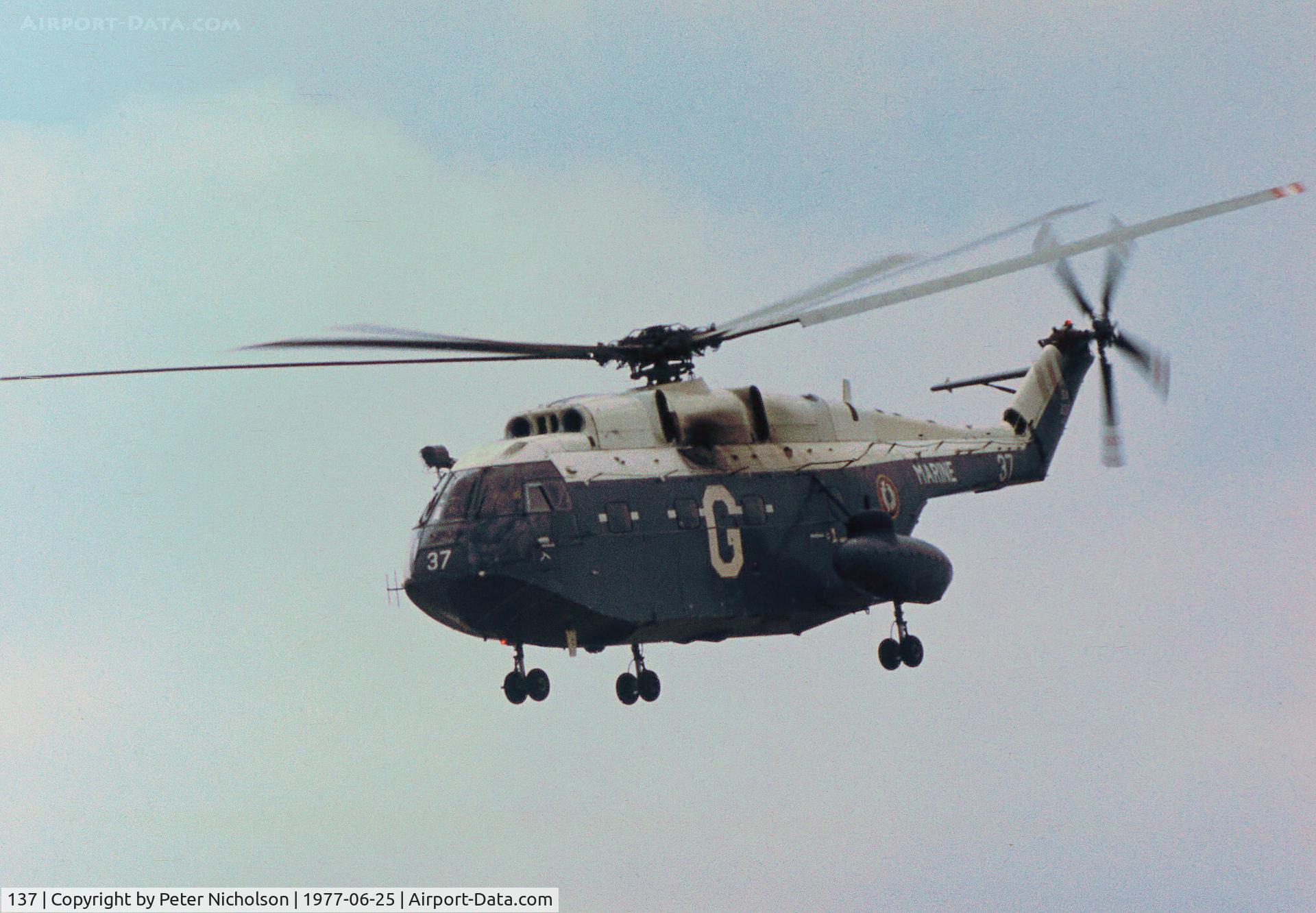 137, Aérospatiale SA-321G Super Frelon C/N 137, SA.321G Super Frelon of the French Aeronavale's 32 Flotille was demonstrated at the 1977 International Air Tattoo at RAF Greenham Common.