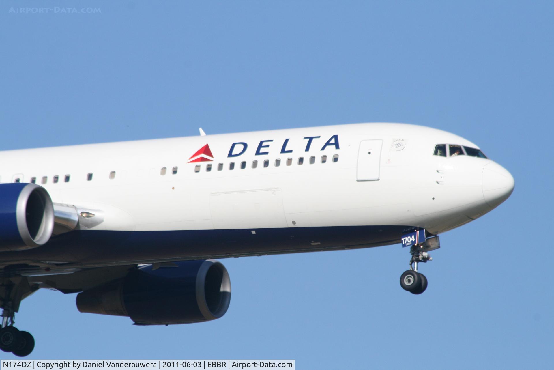 N174DZ, 1998 Boeing 767-332 C/N 29693, Arrival of flight DL080 to RWY 02