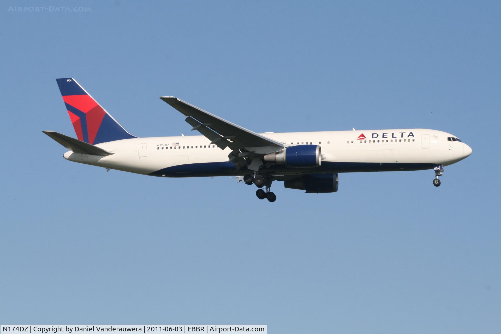 N174DZ, 1998 Boeing 767-332 C/N 29693, Arrival of flight DL080 to RWY 02