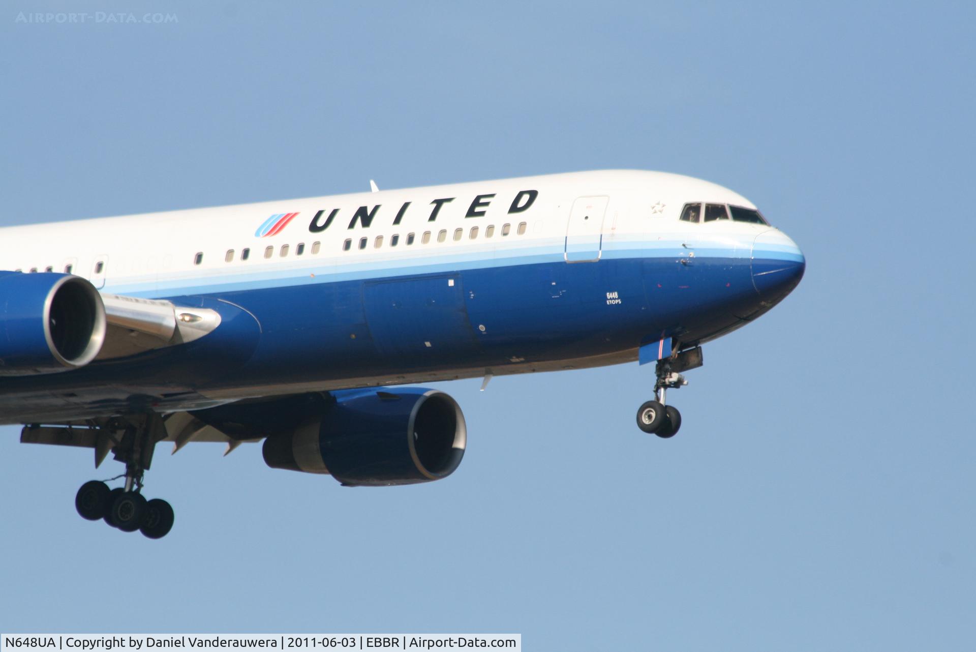 N648UA, 1992 Boeing 767-322ER C/N 25285, Arrival of flight UA972 to RWY 02