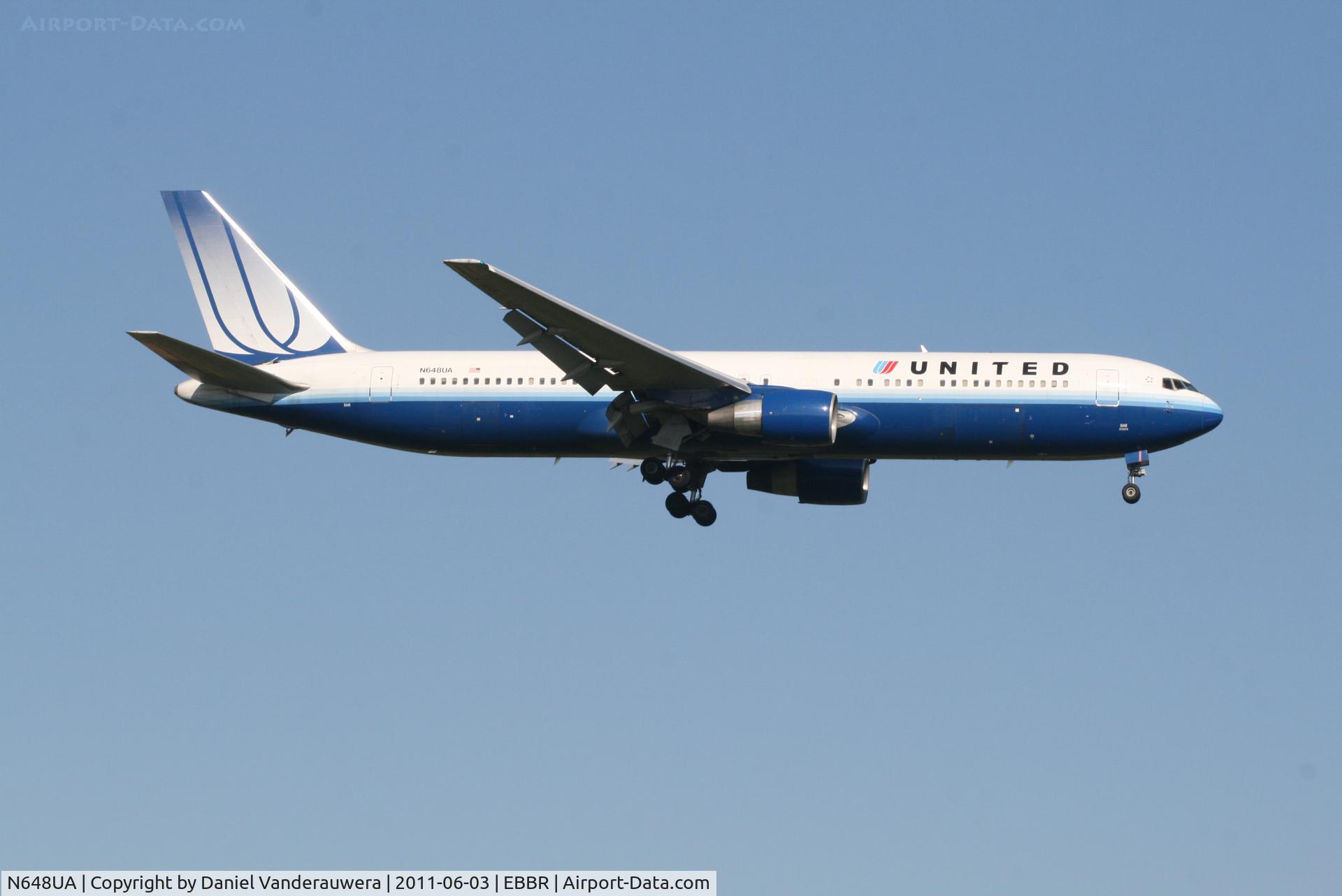N648UA, 1992 Boeing 767-322ER C/N 25285, Arrival of flight UA972 to RWY 02
