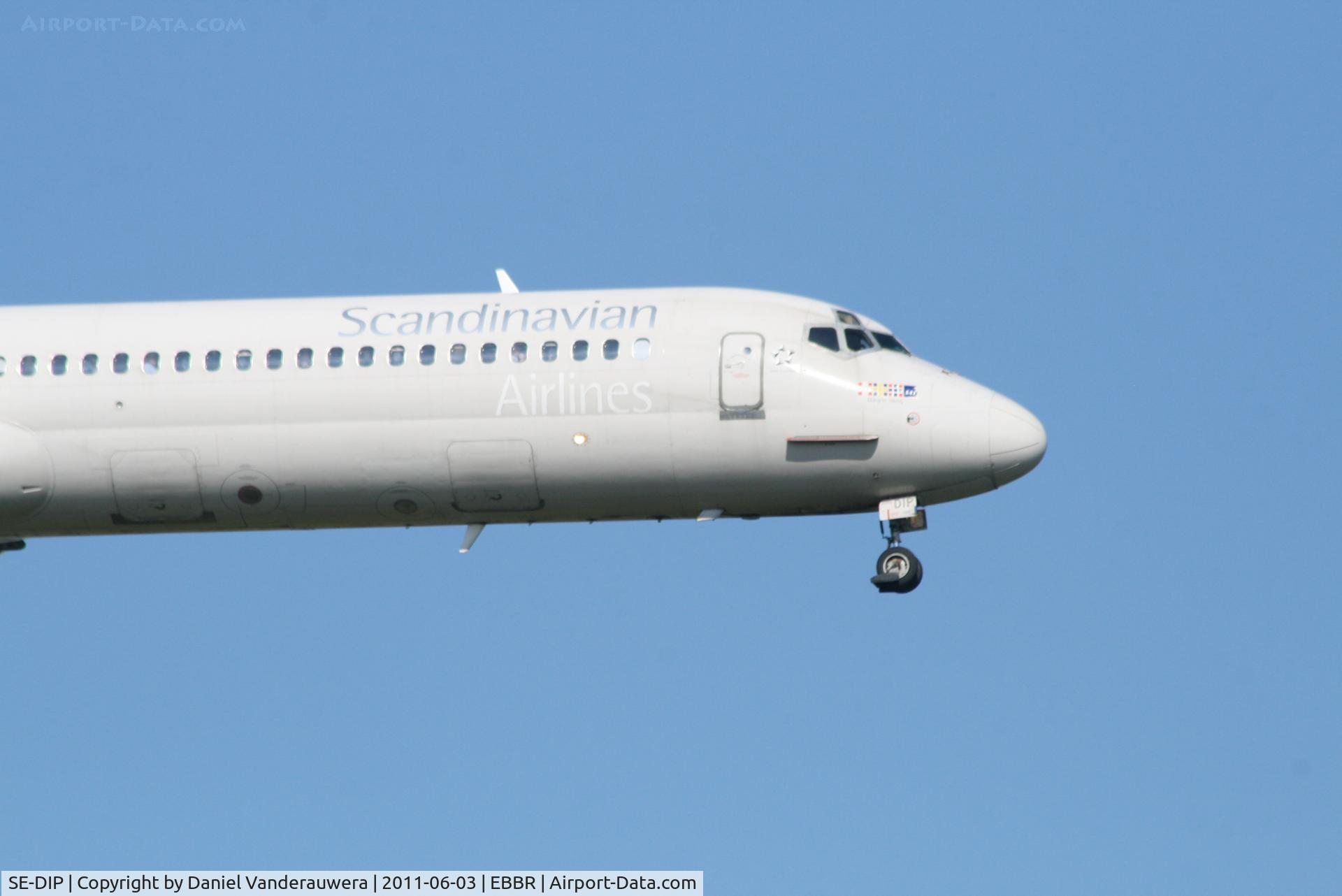 SE-DIP, 1991 McDonnell Douglas MD-87 (DC-9-87) C/N 53010, Arrival of flight SK593 to RWY 02