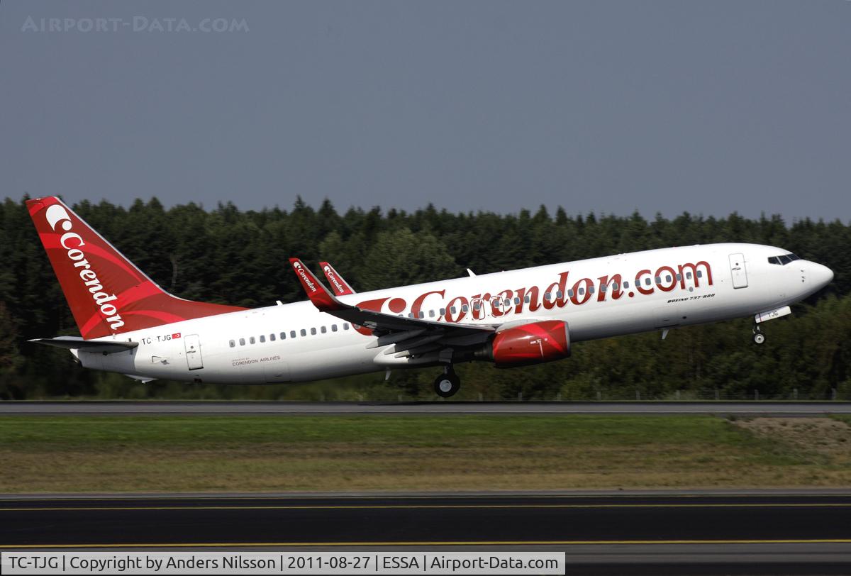 TC-TJG, 1999 Boeing 737-86J C/N 29120, Rotating on runway 08.