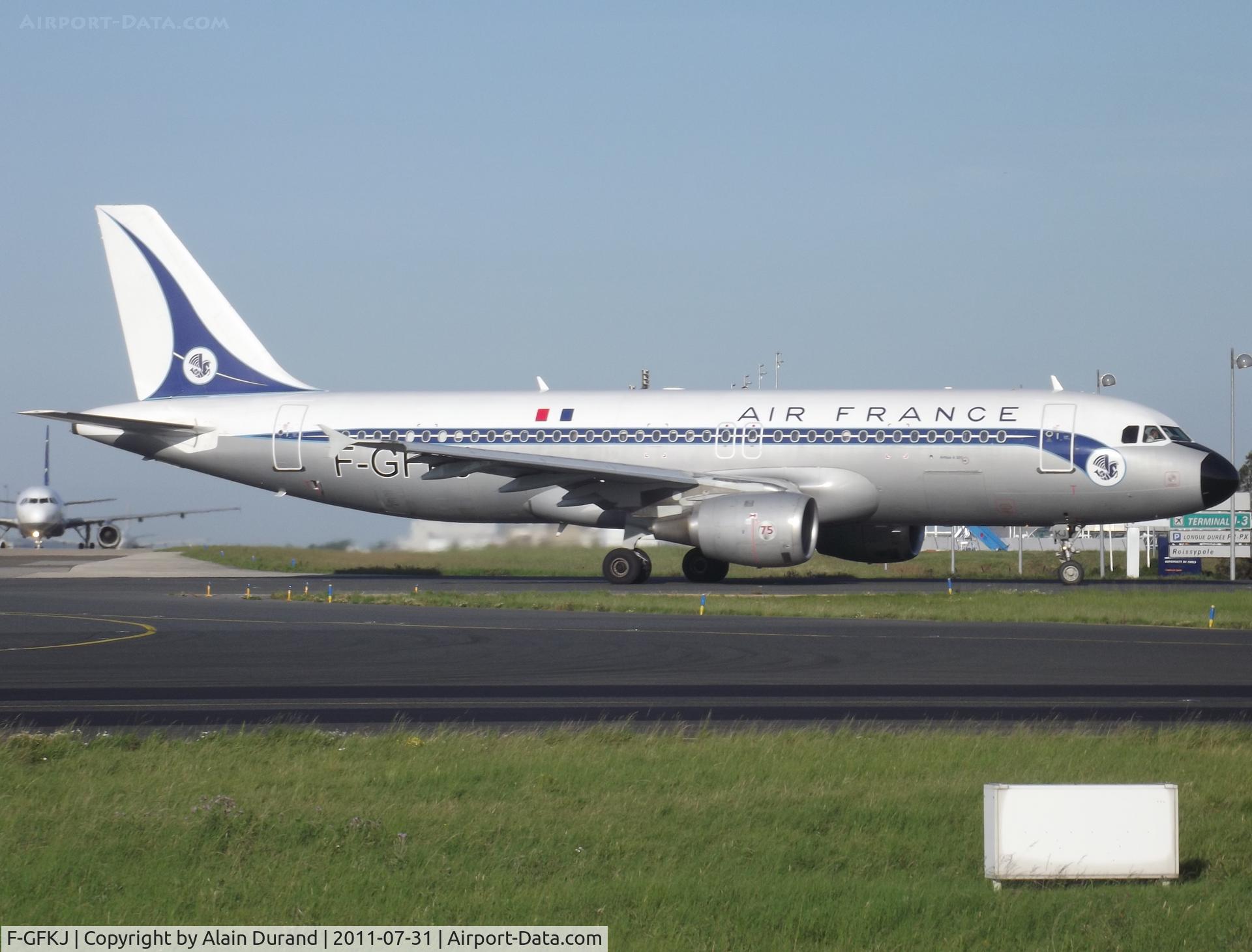 F-GFKJ, 1989 Airbus A320-211 C/N 0063, Yet, the airline could not perfectly reproduce the livery. First, Airbus is not found of bare metal finish
Second, the registration on the fuselage was set on the cheatline instead of below
Third, the 