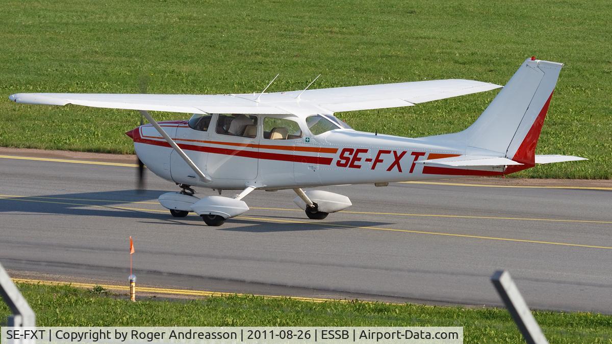 SE-FXT, 1972 Cessna F172L C/N F17200856, Taxiing to Grafair