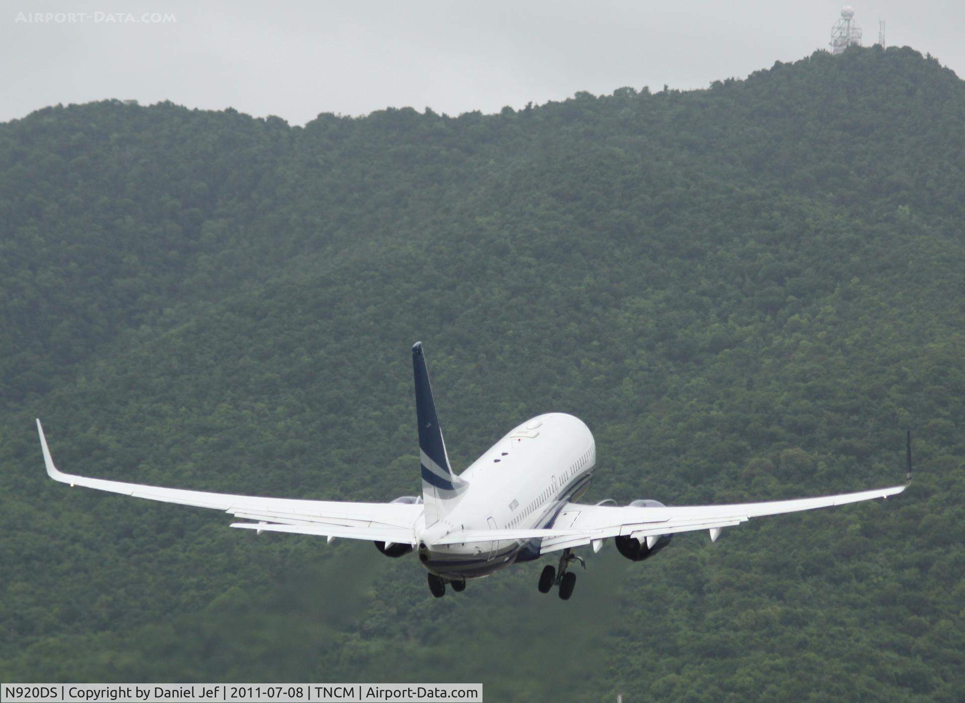 N920DS, 1999 Boeing 737-75V C/N 28579, N920DS climbing out of TNCM
