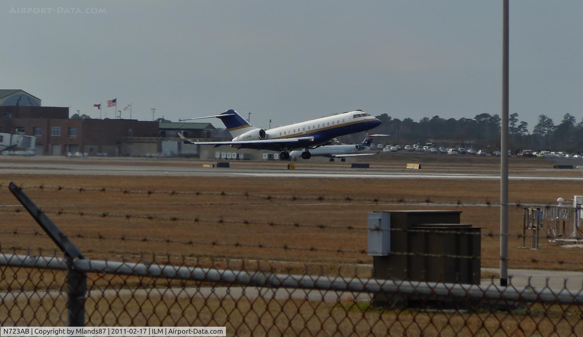 N723AB, 2006 Bombardier BD-700-1A11 Global 5000 C/N 9207, Taking off