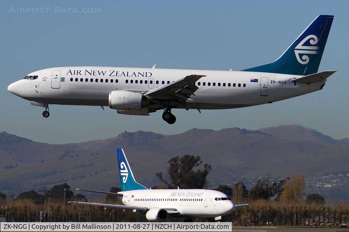 ZK-NGG, 1999 Boeing 737-319 C/N 25606, outa my way...the 3GG is coming thru