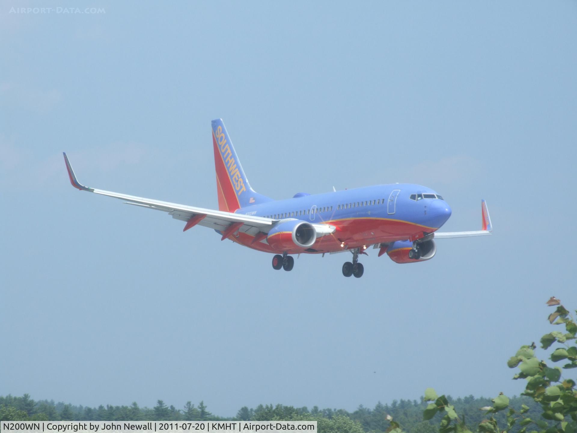 N200WN, 2005 Boeing 737-7H4 C/N 32482, just before landing on runway 24