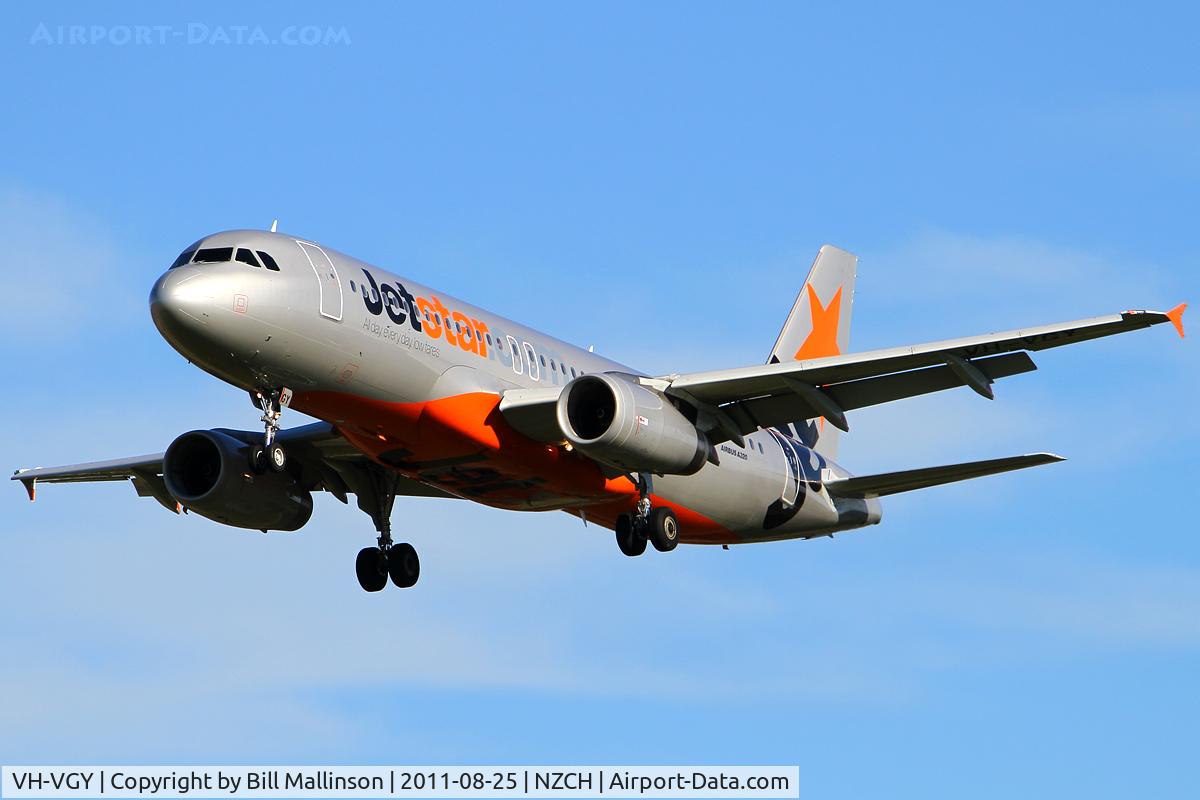 VH-VGY, 2010 Airbus A320-232 C/N 4177, finals to 02