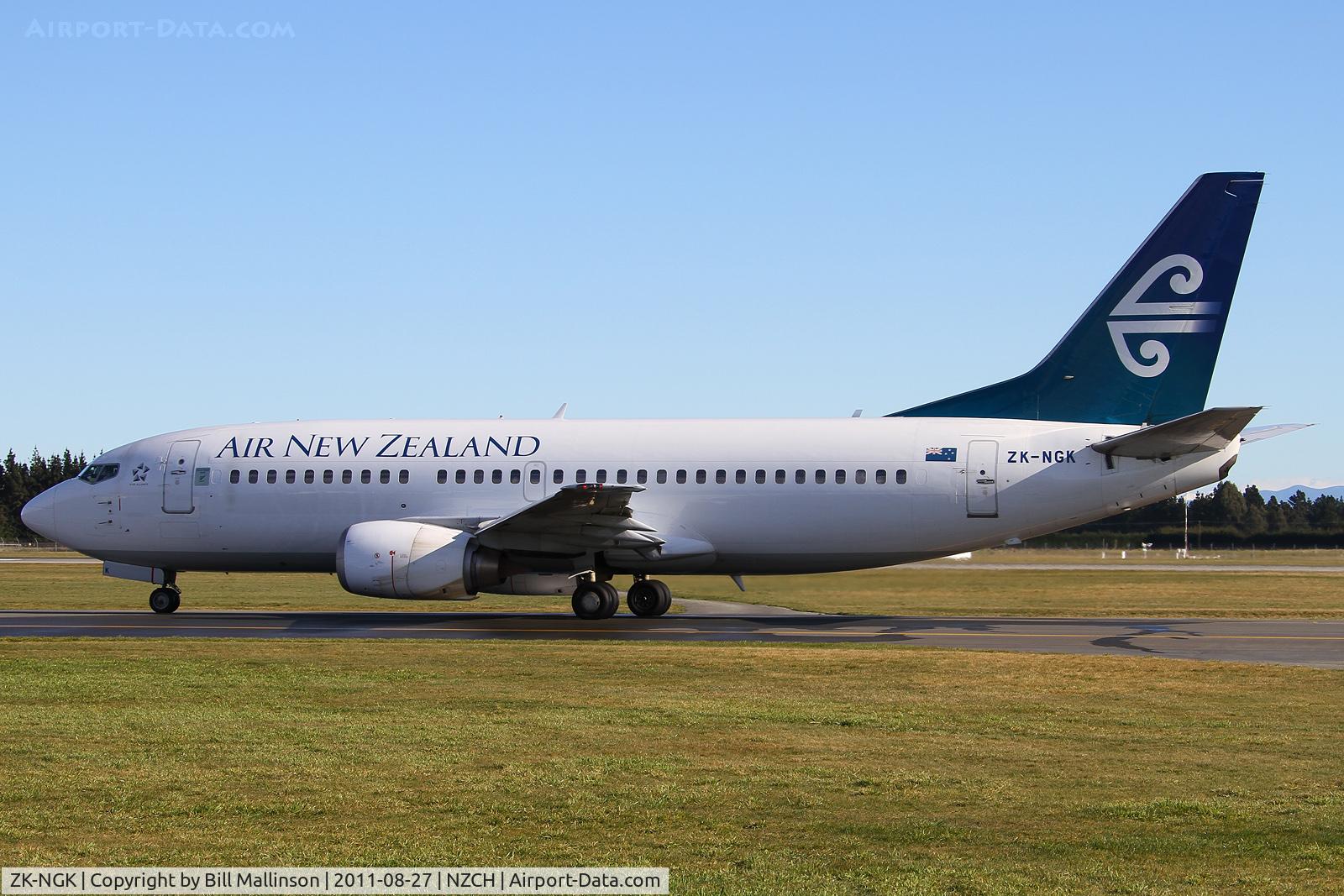 ZK-NGK, 1995 Boeing 737-3K2 C/N 26318, taxi to 02