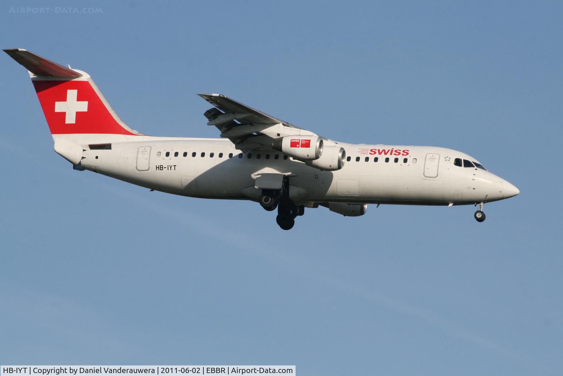 HB-IYT, 2000 British Aerospace Avro 146-RJ100 C/N E3380, Arrival of flight LX760 to RWY 02