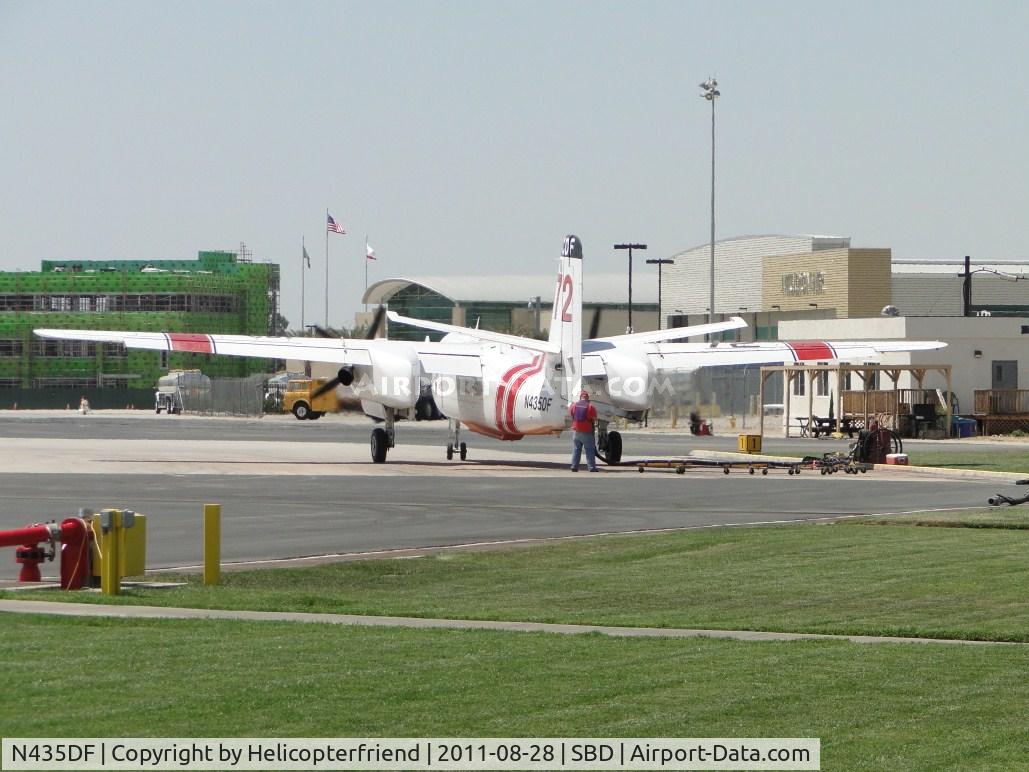 N435DF, 2001 Marsh Aviation S-2F3AT C/N 153573, Being loaded hot, Pilot still in aircraft, engines running and waiting to fill up on Phos-Chec at the rear of the plane