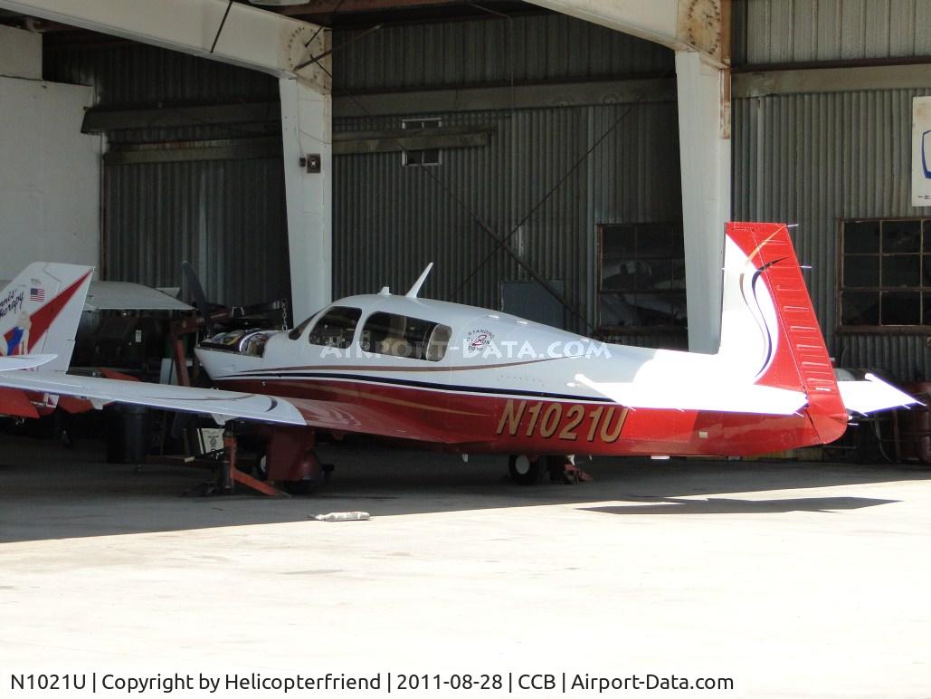N1021U, 2004 Mooney M20R Ovation C/N 29-0325, Parked in the Foothill Sales & service area, cowling off