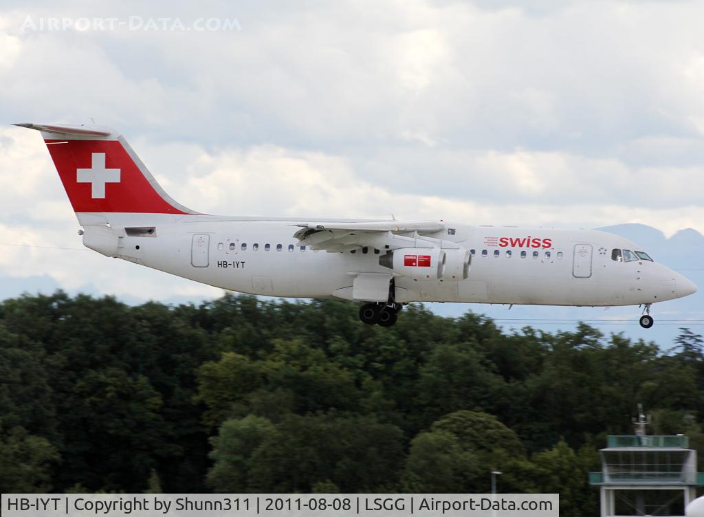 HB-IYT, 2000 British Aerospace Avro 146-RJ100 C/N E3380, Landing rwy 23