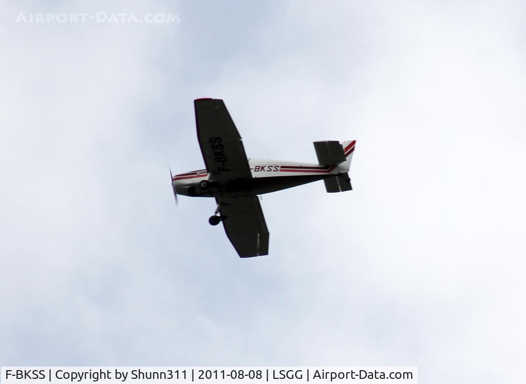 F-BKSS, SAN Jodel D-140C Mousquetaire III C/N 107, Landing rwy 23 'Gazon'
