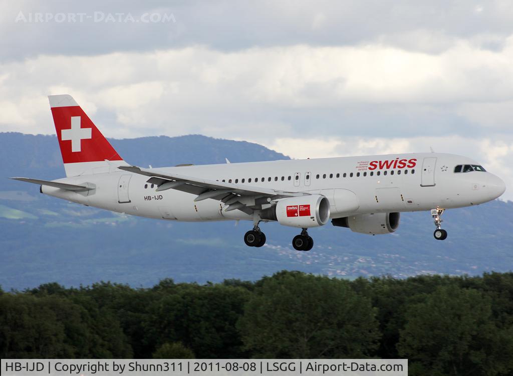 HB-IJD, 1995 Airbus A320-214 C/N 553, Landing rwy 23