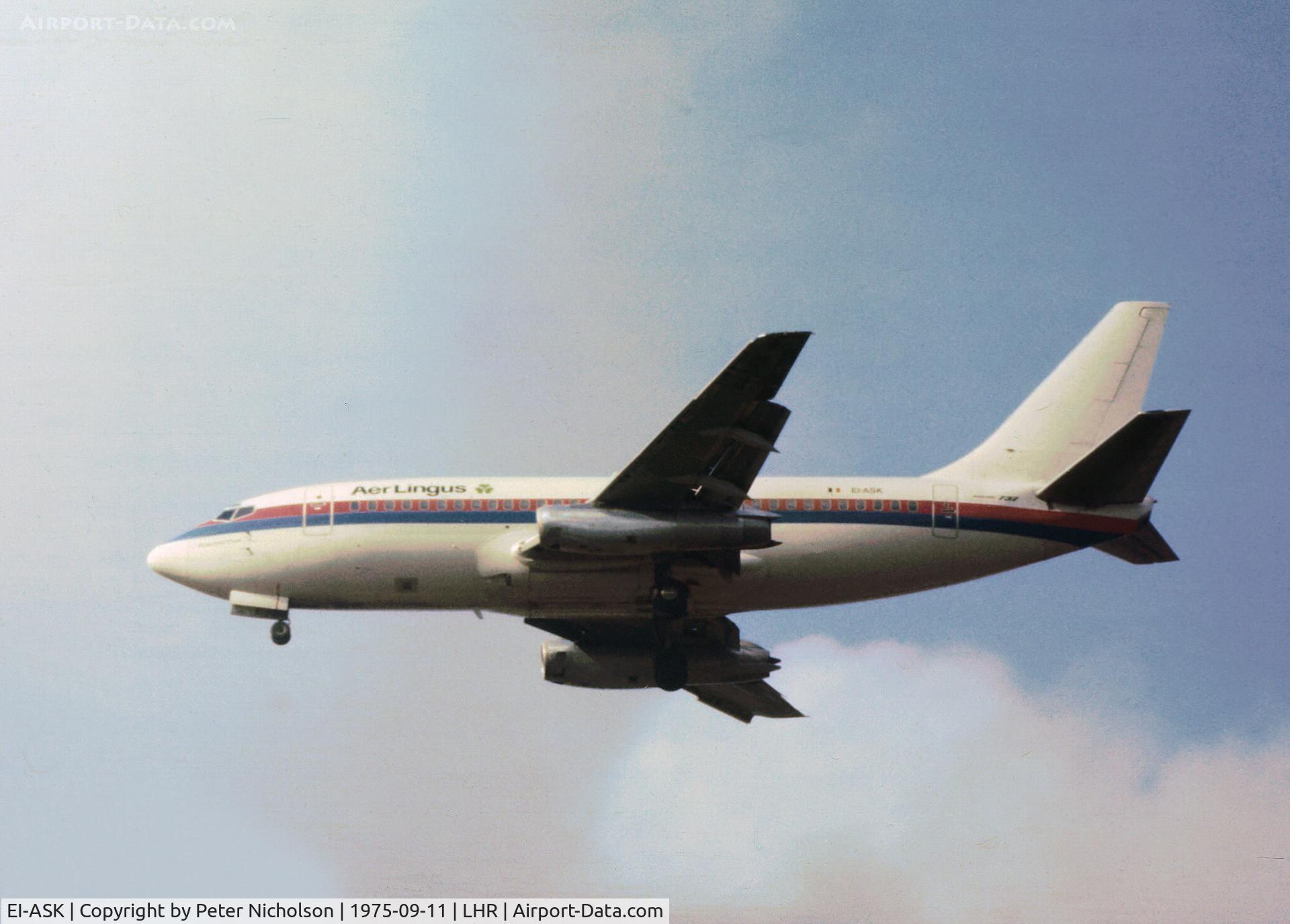 EI-ASK, 1969 Boeing 737-222 C/N 19947, Boeing 737-222 of Aer Lingus Irish Airlines leased from United Airlines on final approach to Heathrow in September 1975.