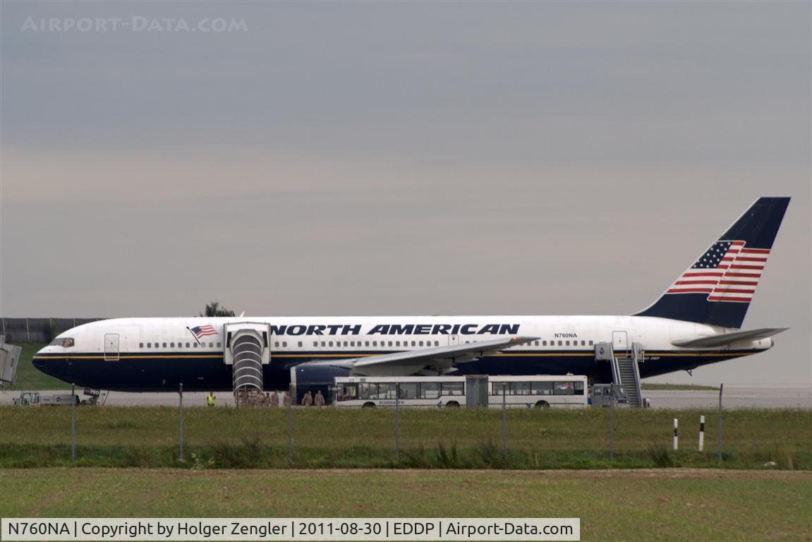 N760NA, 1993 Boeing 767-39H C/N 26257, Leaving the plane, entering a bus......