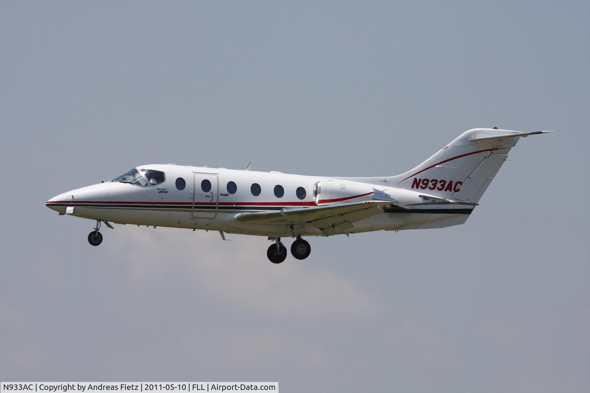 N933AC, 1985 Beech 400 Beechjet C/N RJ-05, Landing at FLL.